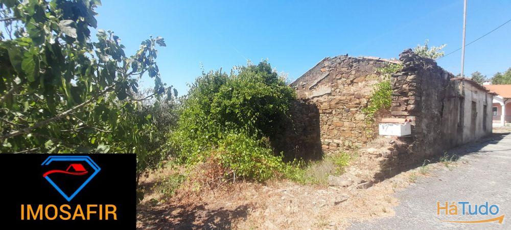Casa geminada e ruína para restaurar, com terreno perto de Cardigos Casa geminada e ruína para restaurar, com terreno perto de Cardigos