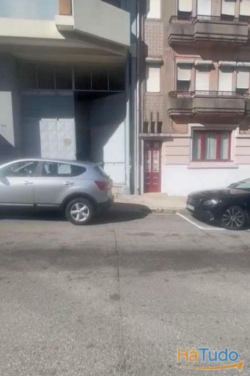 Armazém com entrada para veículos grandes Porto Armazém com entrada para veículos grandes Porto