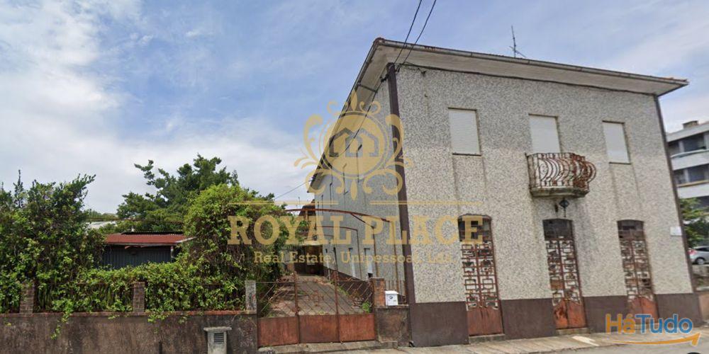 Moradia com terreno no Centro de Arrifana Moradia com terreno no Centro de Arrifana