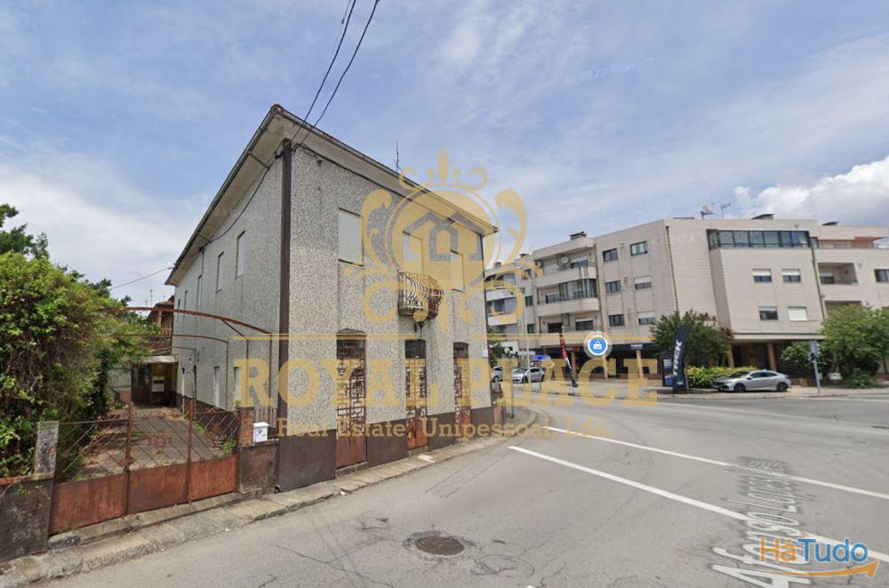 Moradia com terreno no Centro de Arrifana Moradia com terreno no Centro de Arrifana