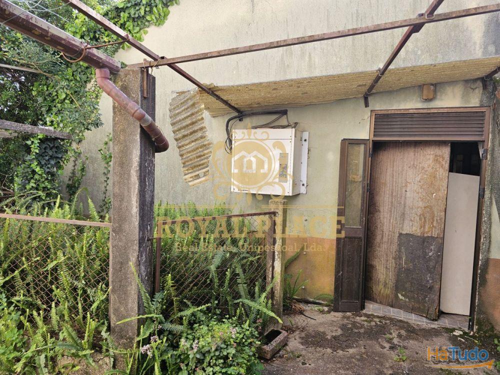 Moradia com terreno no Centro de Arrifana Moradia com terreno no Centro de Arrifana