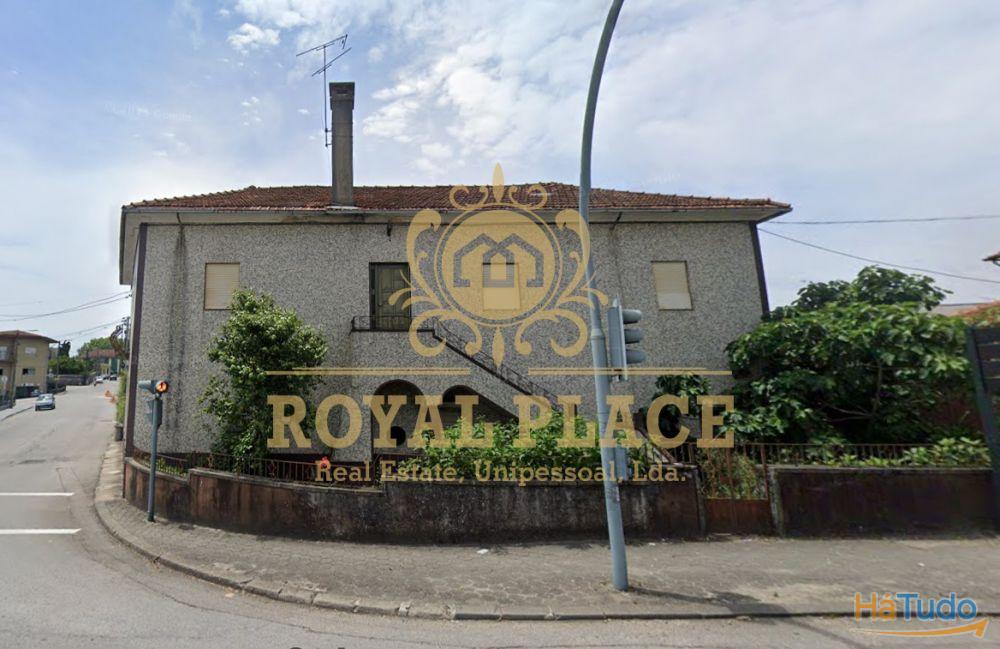Moradia com terreno no Centro de Arrifana Moradia com terreno no Centro de Arrifana