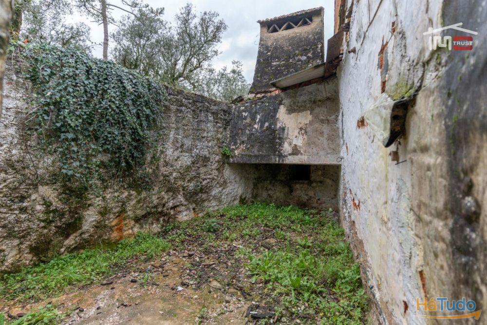 MORADIA T2 DE CAMPO PARA RECUPERAR COM LAREIRA, POÇO E FORNO (S. MAMEDE) MORADIA T2 DE CAMPO PARA RECUPERAR COM LAREIRA, POÇO E FORNO (S. MAMEDE)