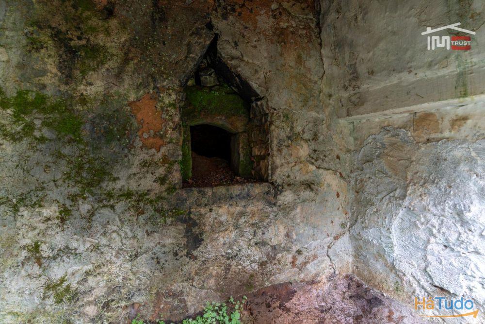 MORADIA T2 DE CAMPO PARA RECUPERAR COM LAREIRA, POÇO E FORNO (S. MAMEDE) MORADIA T2 DE CAMPO PARA RECUPERAR COM LAREIRA, POÇO E FORNO (S. MAMEDE)