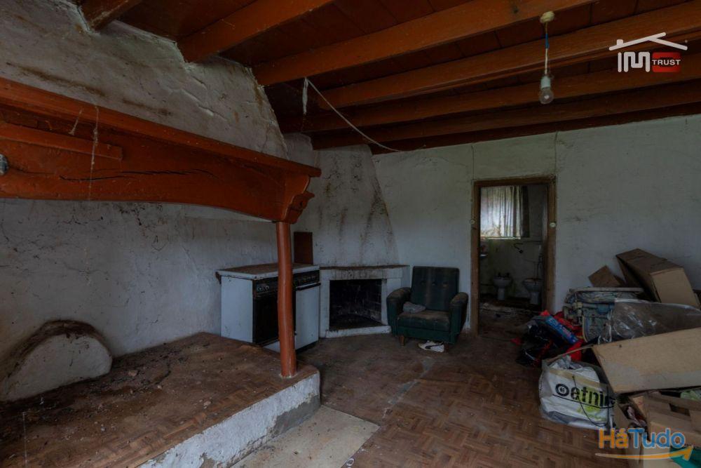 MORADIA T2 DE CAMPO PARA RECUPERAR COM LAREIRA, POÇO E FORNO (S. MAMEDE) MORADIA T2 DE CAMPO PARA RECUPERAR COM LAREIRA, POÇO E FORNO (S. MAMEDE)