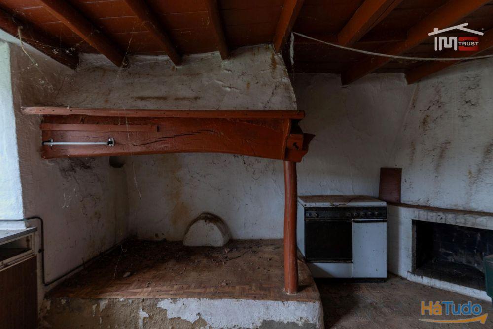 MORADIA T2 DE CAMPO PARA RECUPERAR COM LAREIRA, POÇO E FORNO (S. MAMEDE) MORADIA T2 DE CAMPO PARA RECUPERAR COM LAREIRA, POÇO E FORNO (S. MAMEDE)