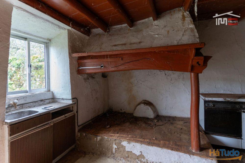 MORADIA T2 DE CAMPO PARA RECUPERAR COM LAREIRA, POÇO E FORNO (S. MAMEDE) MORADIA T2 DE CAMPO PARA RECUPERAR COM LAREIRA, POÇO E FORNO (S. MAMEDE)