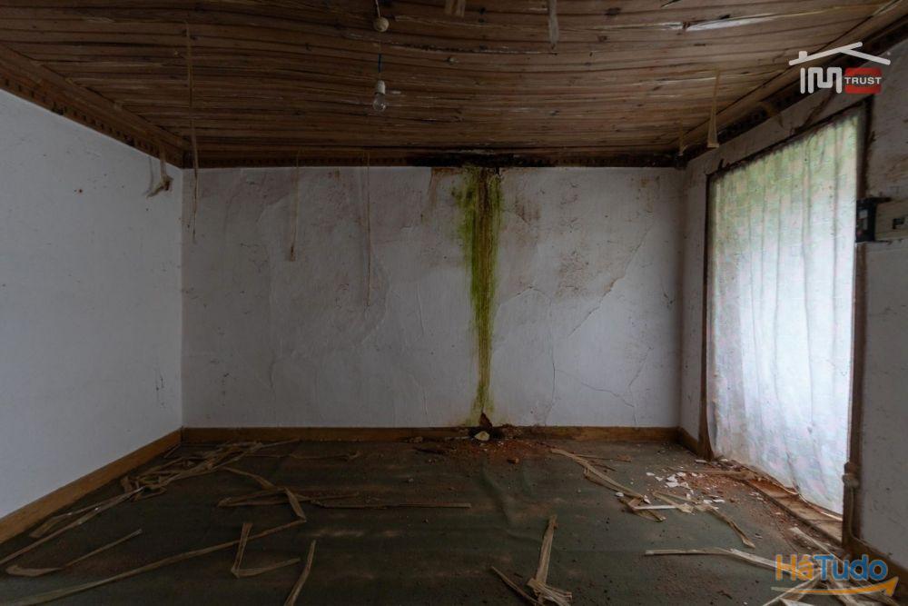 MORADIA T2 DE CAMPO PARA RECUPERAR COM LAREIRA, POÇO E FORNO (S. MAMEDE) MORADIA T2 DE CAMPO PARA RECUPERAR COM LAREIRA, POÇO E FORNO (S. MAMEDE)