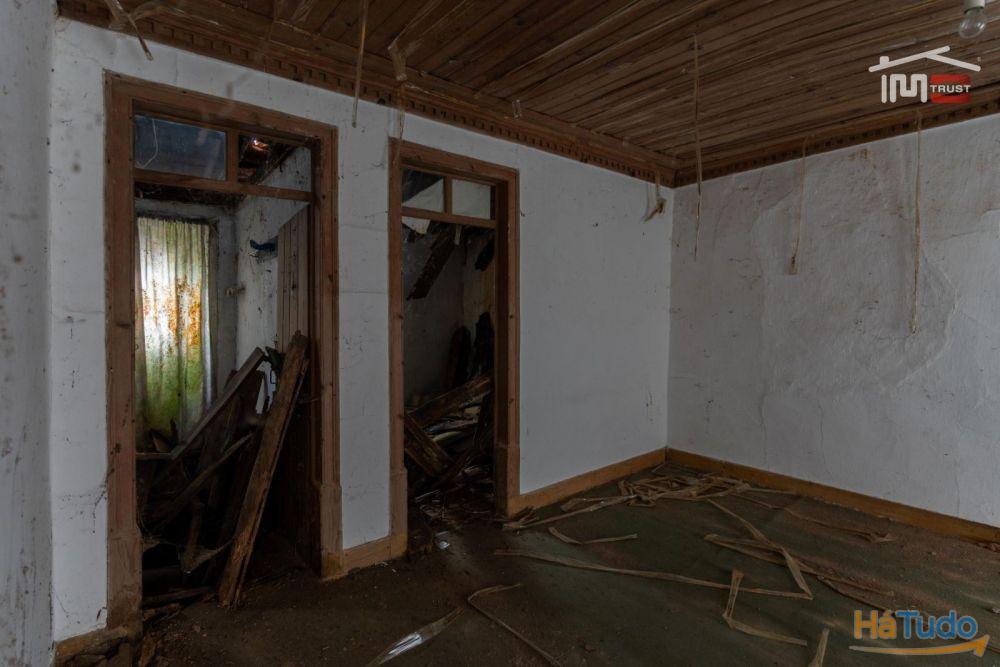 MORADIA T2 DE CAMPO PARA RECUPERAR COM LAREIRA, POÇO E FORNO (S. MAMEDE) MORADIA T2 DE CAMPO PARA RECUPERAR COM LAREIRA, POÇO E FORNO (S. MAMEDE)