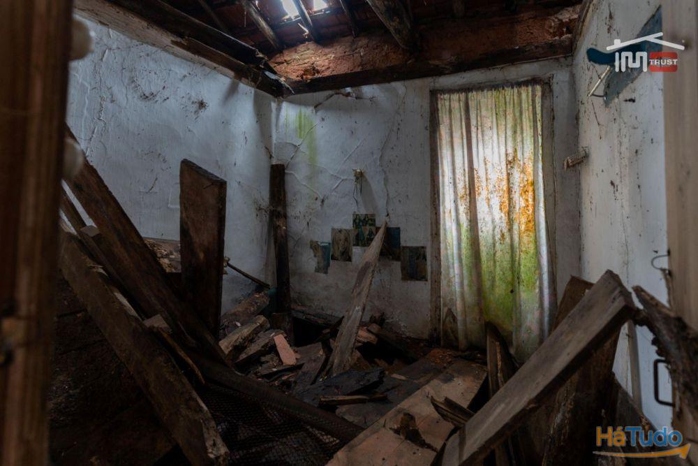 MORADIA T2 DE CAMPO PARA RECUPERAR COM LAREIRA, POÇO E FORNO (S. MAMEDE) MORADIA T2 DE CAMPO PARA RECUPERAR COM LAREIRA, POÇO E FORNO (S. MAMEDE)