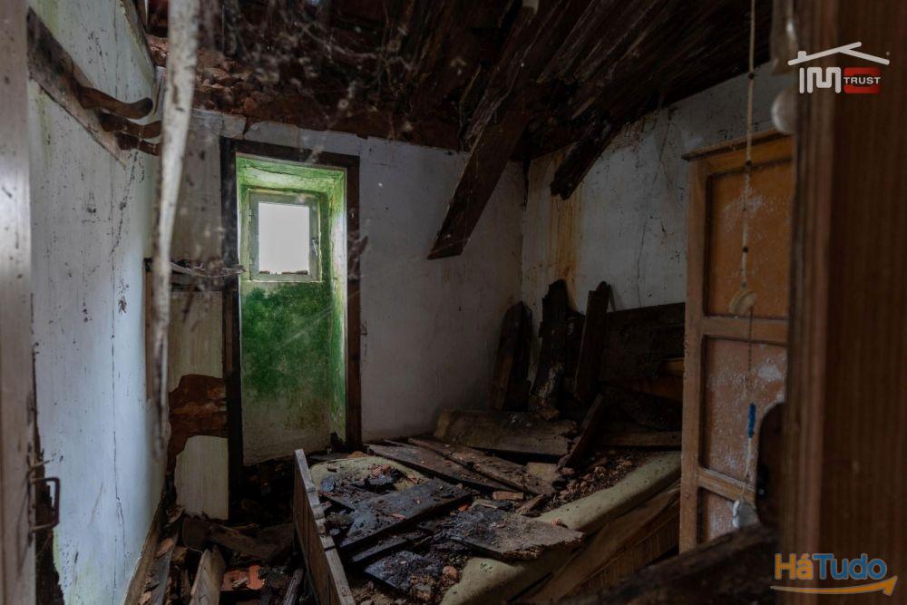 MORADIA T2 DE CAMPO PARA RECUPERAR COM LAREIRA, POÇO E FORNO (S. MAMEDE) MORADIA T2 DE CAMPO PARA RECUPERAR COM LAREIRA, POÇO E FORNO (S. MAMEDE)