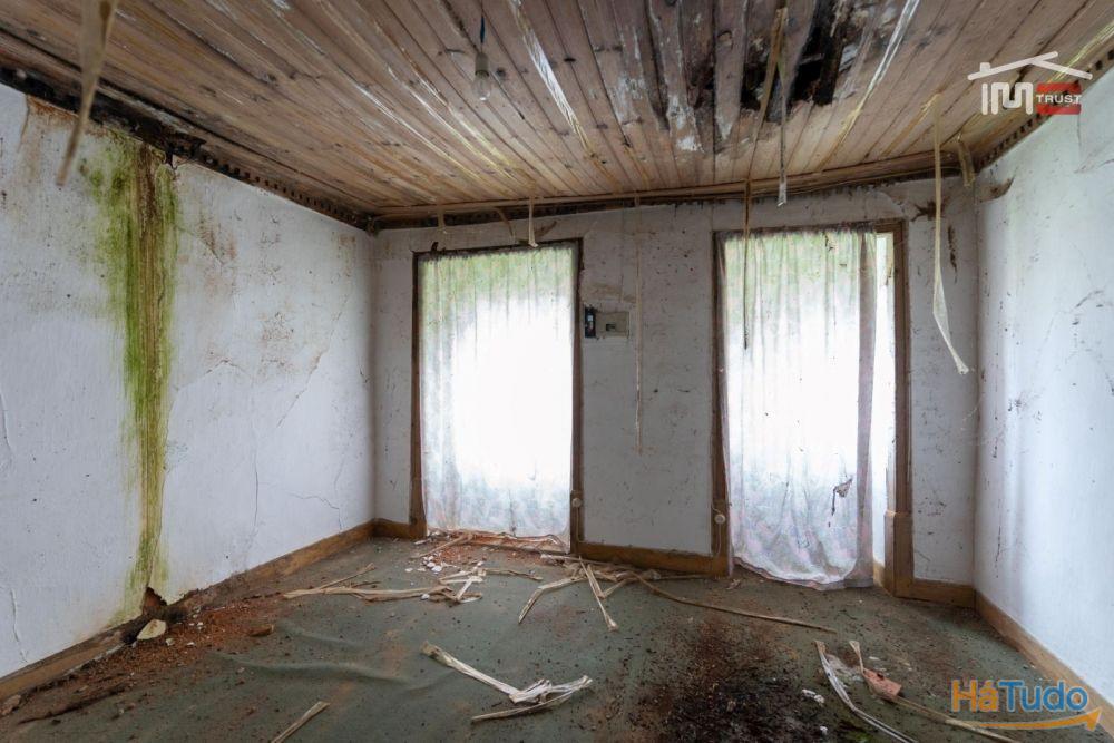 MORADIA T2 DE CAMPO PARA RECUPERAR COM LAREIRA, POÇO E FORNO (S. MAMEDE) MORADIA T2 DE CAMPO PARA RECUPERAR COM LAREIRA, POÇO E FORNO (S. MAMEDE)