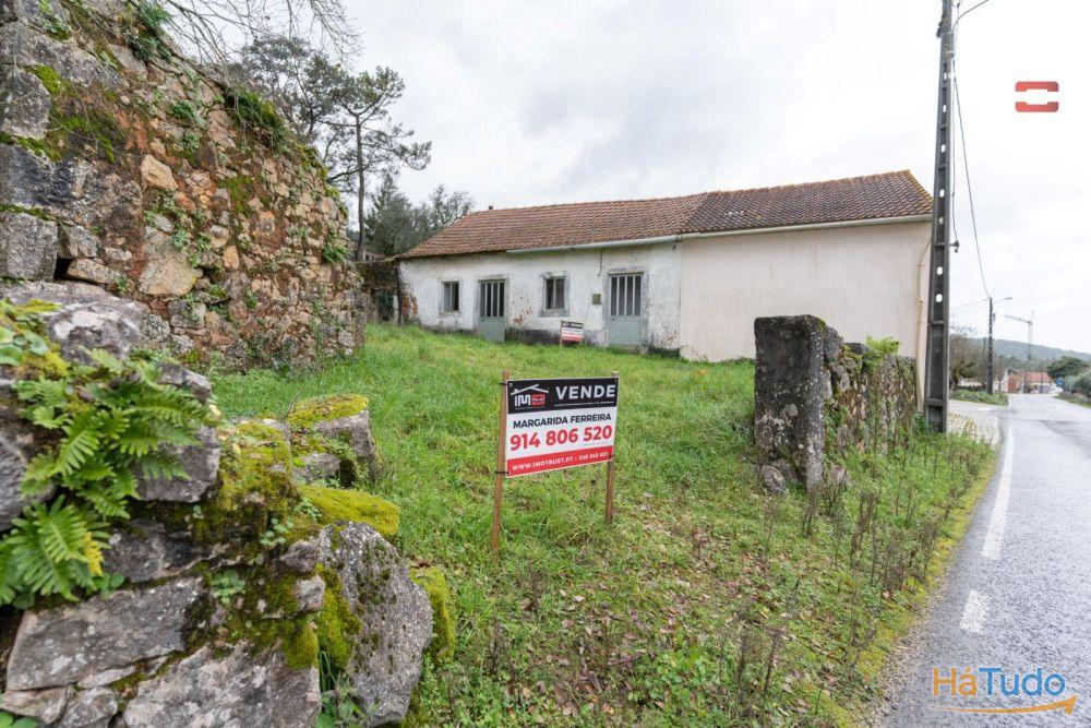 MORADIA T2 DE CAMPO PARA RECUPERAR COM LAREIRA, POÇO E FORNO (S. MAMEDE) MORADIA T2 DE CAMPO PARA RECUPERAR COM LAREIRA, POÇO E FORNO (S. MAMEDE)