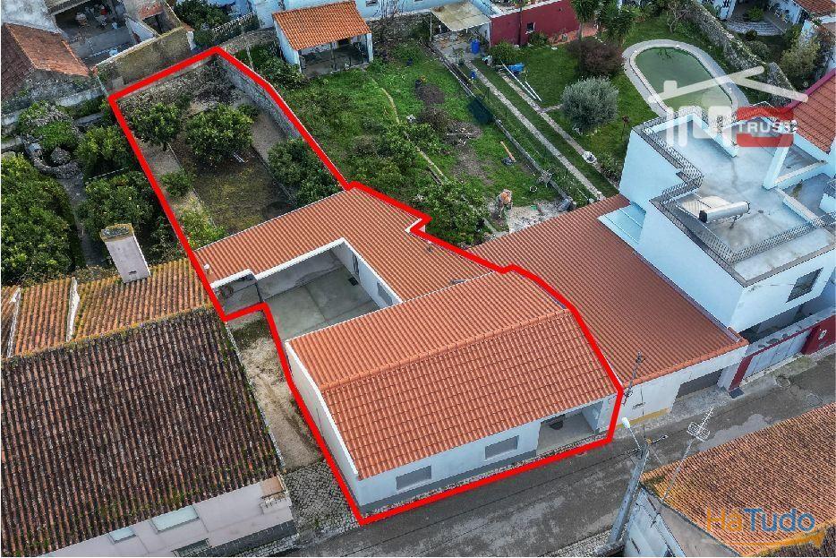 MORADIA T2 RECUPERADA EM ESTADO NOVO COM AREA TOTAL DE 410 M2 EM REGUENGO DO FETAL BATALHA MORADIA T2 RECUPERADA EM ESTADO NOVO COM AREA TOTAL DE 410 M2 EM REGUENGO DO FETAL BATALHA