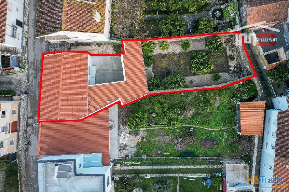 MORADIA T2 RECUPERADA EM ESTADO NOVO COM AREA TOTAL DE 410 M2 EM REGUENGO DO FETAL BATALHA MORADIA T2 RECUPERADA EM ESTADO NOVO COM AREA TOTAL DE 410 M2 EM REGUENGO DO FETAL BATALHA