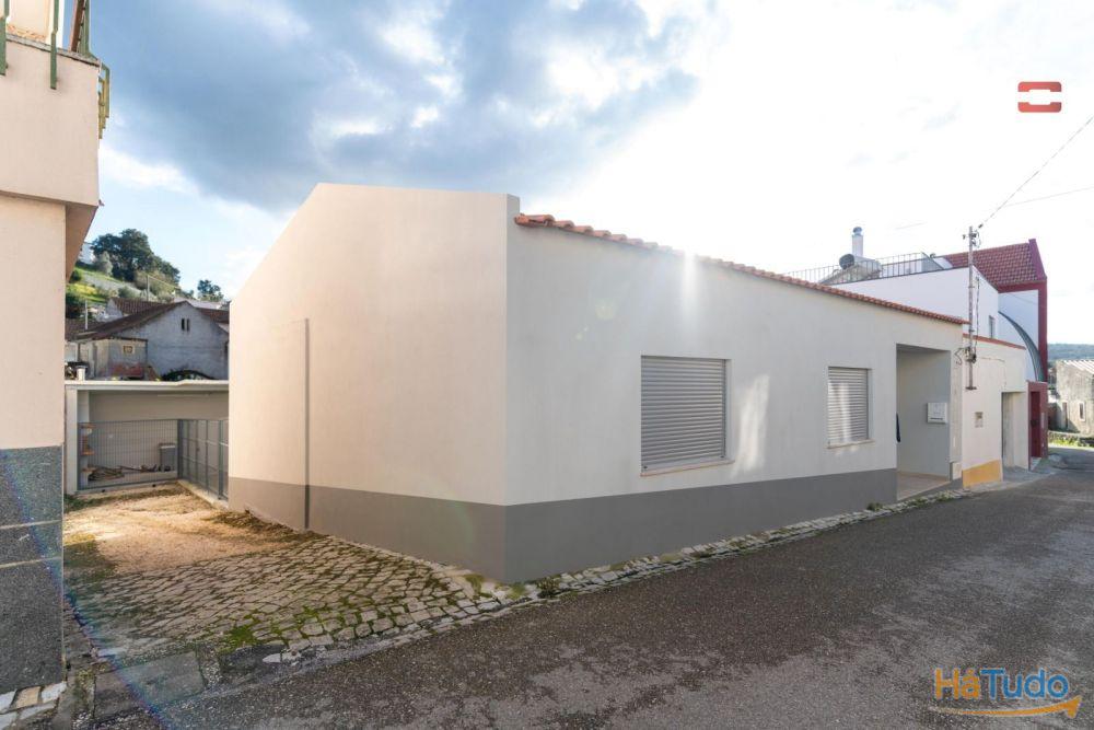 MORADIA T2 RECUPERADA EM ESTADO NOVO COM AREA TOTAL DE 410 M2 EM REGUENGO DO FETAL BATALHA MORADIA T2 RECUPERADA EM ESTADO NOVO COM AREA TOTAL DE 410 M2 EM REGUENGO DO FETAL BATALHA