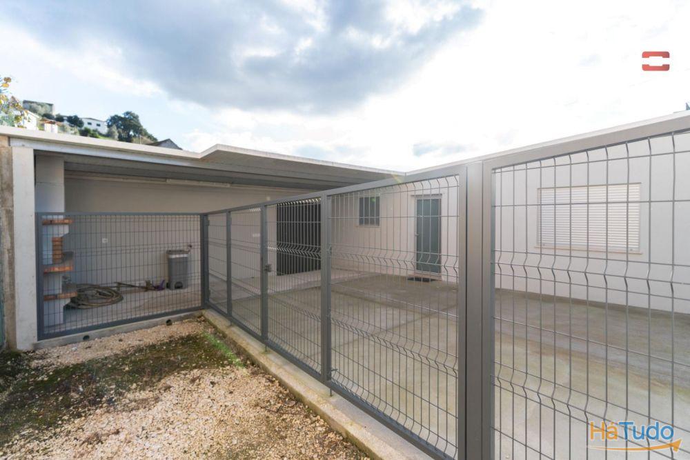 MORADIA T2 RECUPERADA EM ESTADO NOVO COM AREA TOTAL DE 410 M2 EM REGUENGO DO FETAL BATALHA MORADIA T2 RECUPERADA EM ESTADO NOVO COM AREA TOTAL DE 410 M2 EM REGUENGO DO FETAL BATALHA