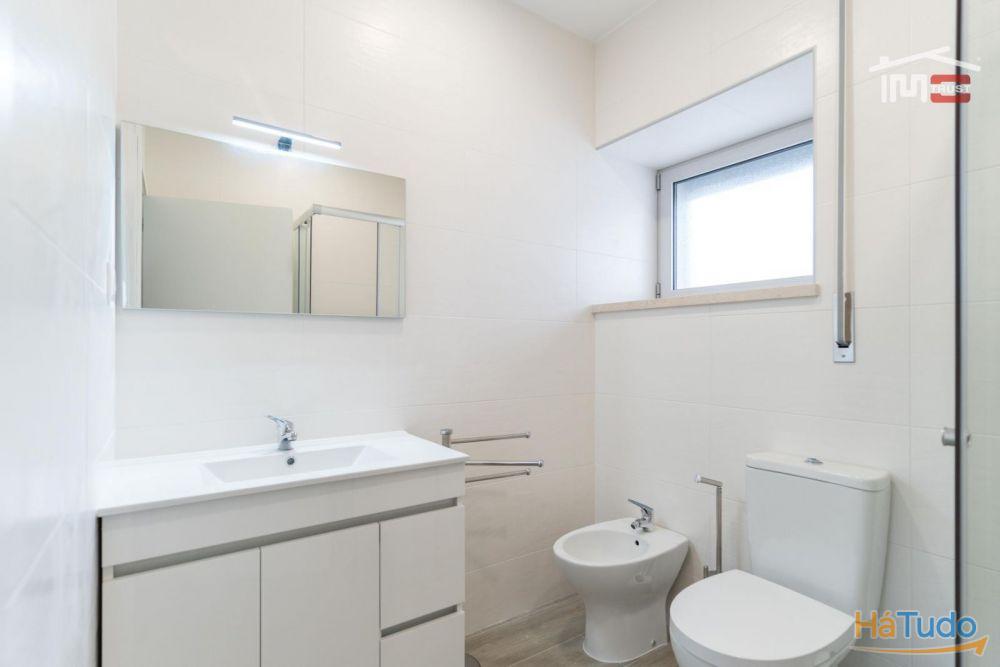 MORADIA T2 RECUPERADA EM ESTADO NOVO COM AREA TOTAL DE 410 M2 EM REGUENGO DO FETAL BATALHA MORADIA T2 RECUPERADA EM ESTADO NOVO COM AREA TOTAL DE 410 M2 EM REGUENGO DO FETAL BATALHA