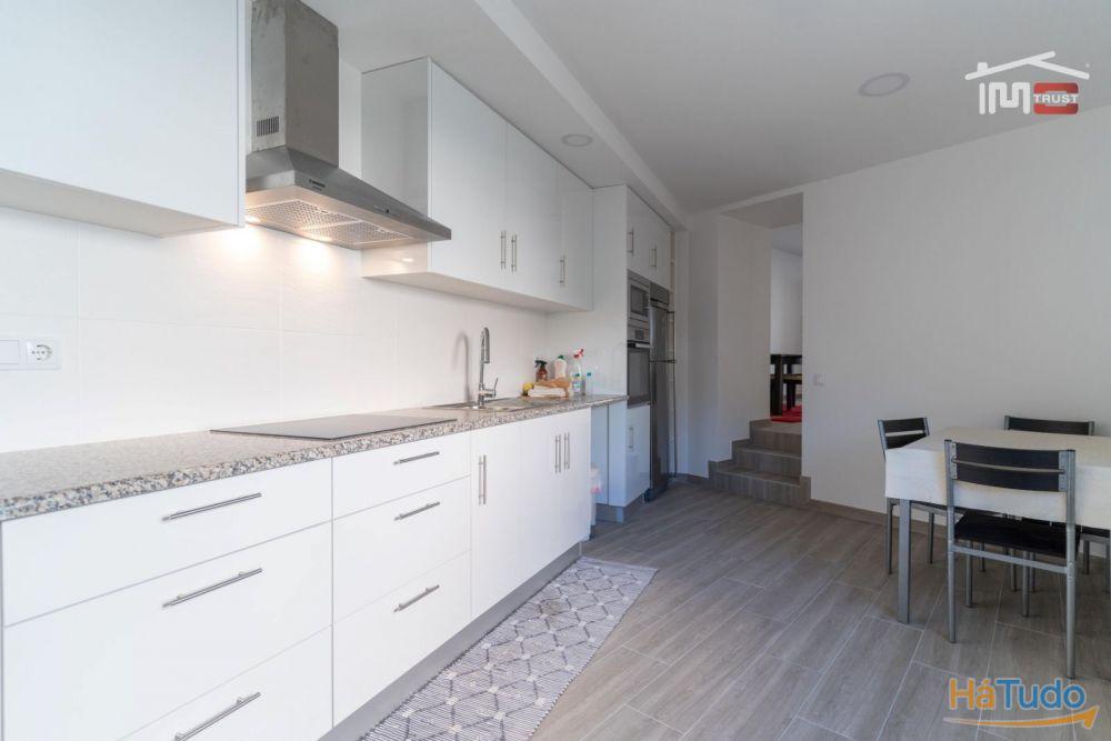 MORADIA T2 RECUPERADA EM ESTADO NOVO COM AREA TOTAL DE 410 M2 EM REGUENGO DO FETAL BATALHA MORADIA T2 RECUPERADA EM ESTADO NOVO COM AREA TOTAL DE 410 M2 EM REGUENGO DO FETAL BATALHA