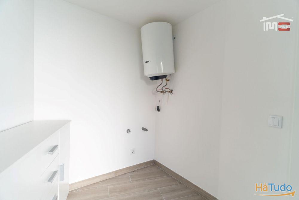 MORADIA T2 RECUPERADA EM ESTADO NOVO COM AREA TOTAL DE 410 M2 EM REGUENGO DO FETAL BATALHA MORADIA T2 RECUPERADA EM ESTADO NOVO COM AREA TOTAL DE 410 M2 EM REGUENGO DO FETAL BATALHA