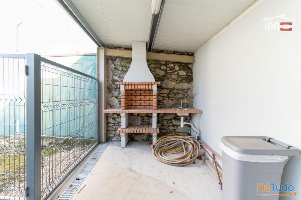 MORADIA T2 RECUPERADA EM ESTADO NOVO COM AREA TOTAL DE 410 M2 EM REGUENGO DO FETAL BATALHA MORADIA T2 RECUPERADA EM ESTADO NOVO COM AREA TOTAL DE 410 M2 EM REGUENGO DO FETAL BATALHA