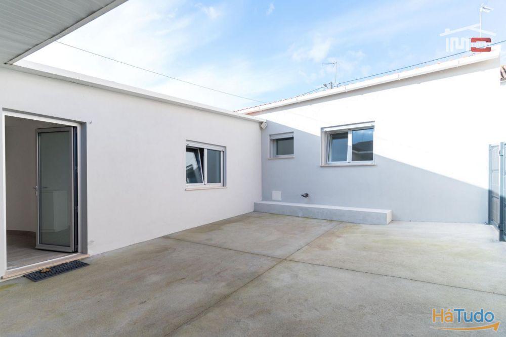 MORADIA T2 RECUPERADA EM ESTADO NOVO COM AREA TOTAL DE 410 M2 EM REGUENGO DO FETAL BATALHA MORADIA T2 RECUPERADA EM ESTADO NOVO COM AREA TOTAL DE 410 M2 EM REGUENGO DO FETAL BATALHA