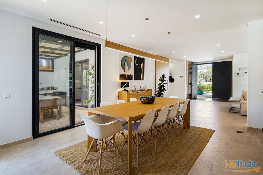 Villa de 4 quartos recém-construída Villa de 4 quartos recém-construída