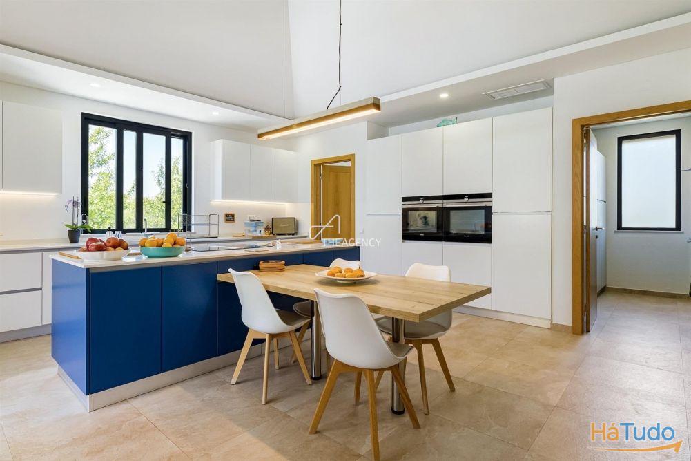 Villa de 4 quartos recém-construída Villa de 4 quartos recém-construída