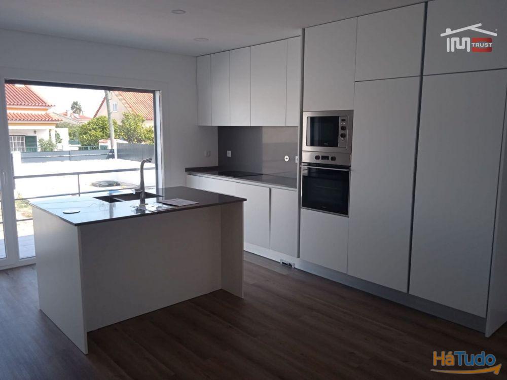 Moradia T4 Nova c/ Garagem, Piscina, Barbecue, Logradouro - Azeitão Moradia T4 Nova c/ Garagem, Piscina, Barbecue, Logradouro - Azeitão