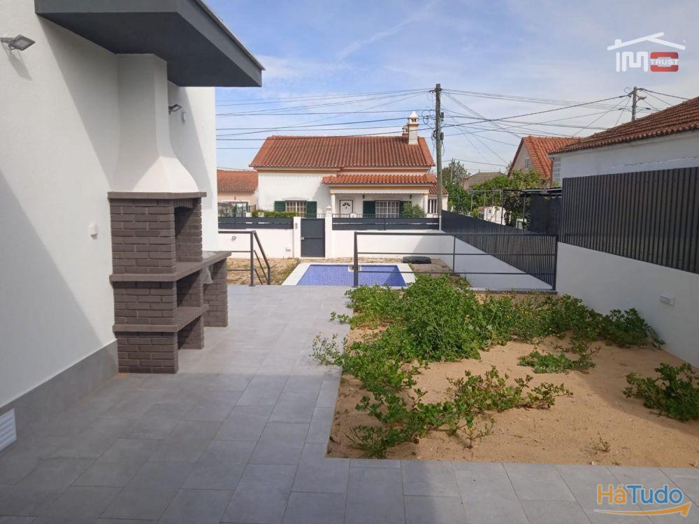 Moradia T4 Nova c/ Garagem, Piscina, Barbecue, Logradouro - Azeitão Moradia T4 Nova c/ Garagem, Piscina, Barbecue, Logradouro - Azeitão