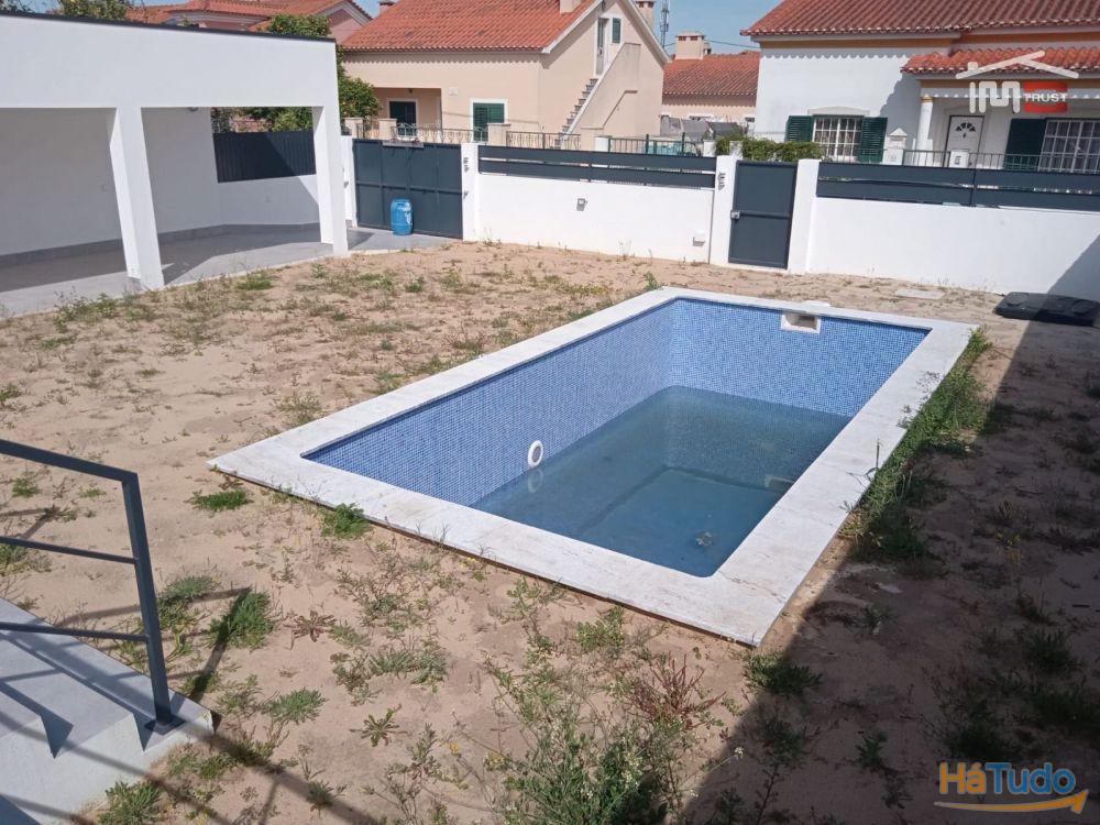 Moradia T4 Nova c/ Garagem, Piscina, Barbecue, Logradouro - Azeitão Moradia T4 Nova c/ Garagem, Piscina, Barbecue, Logradouro - Azeitão