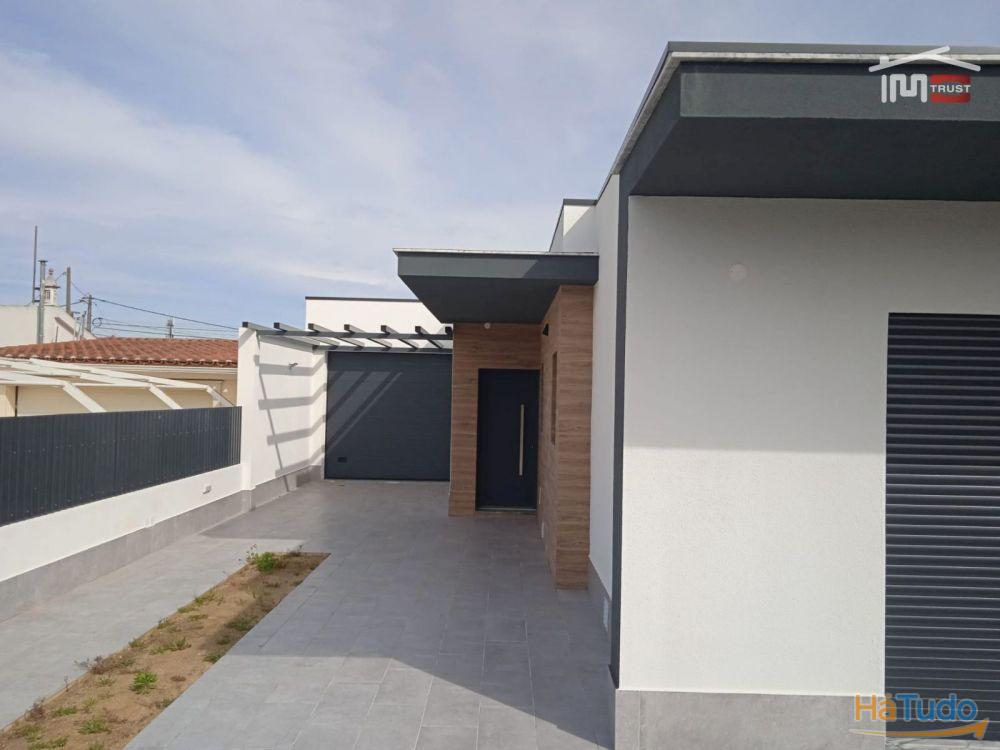 Moradia T4 Nova c/ Garagem, Piscina, Barbecue, Logradouro - Azeitão Moradia T4 Nova c/ Garagem, Piscina, Barbecue, Logradouro - Azeitão