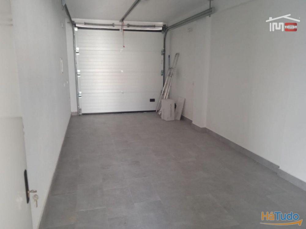 Moradia T4 Nova c/ Garagem, Piscina, Barbecue, Logradouro - Azeitão Moradia T4 Nova c/ Garagem, Piscina, Barbecue, Logradouro - Azeitão