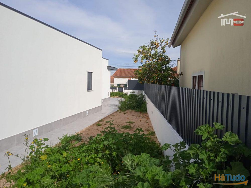 Moradia T4 Nova c/ Garagem, Piscina, Barbecue, Logradouro - Azeitão Moradia T4 Nova c/ Garagem, Piscina, Barbecue, Logradouro - Azeitão