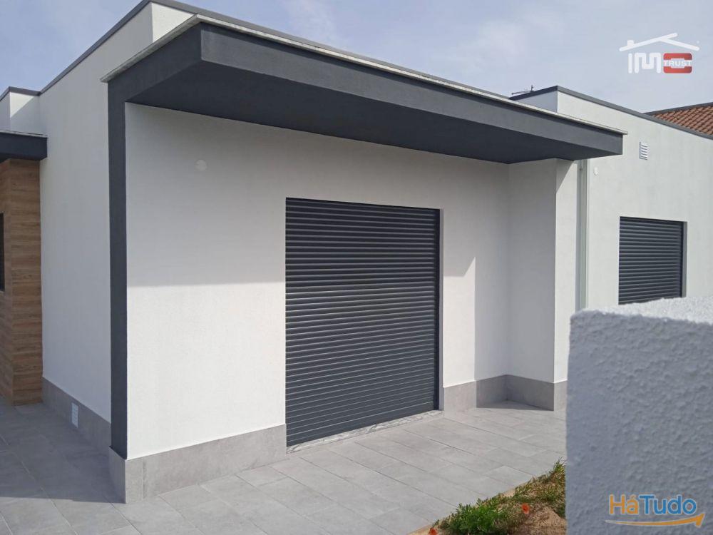 Moradia T4 Nova c/ Garagem, Piscina, Barbecue, Logradouro - Azeitão Moradia T4 Nova c/ Garagem, Piscina, Barbecue, Logradouro - Azeitão