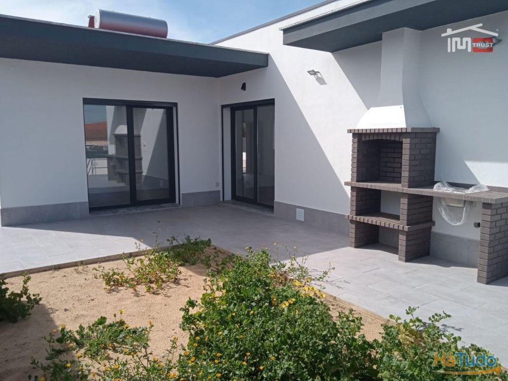 Moradia T4 Nova c/ Garagem, Piscina, Barbecue, Logradouro - Azeitão Moradia T4 Nova c/ Garagem, Piscina, Barbecue, Logradouro - Azeitão