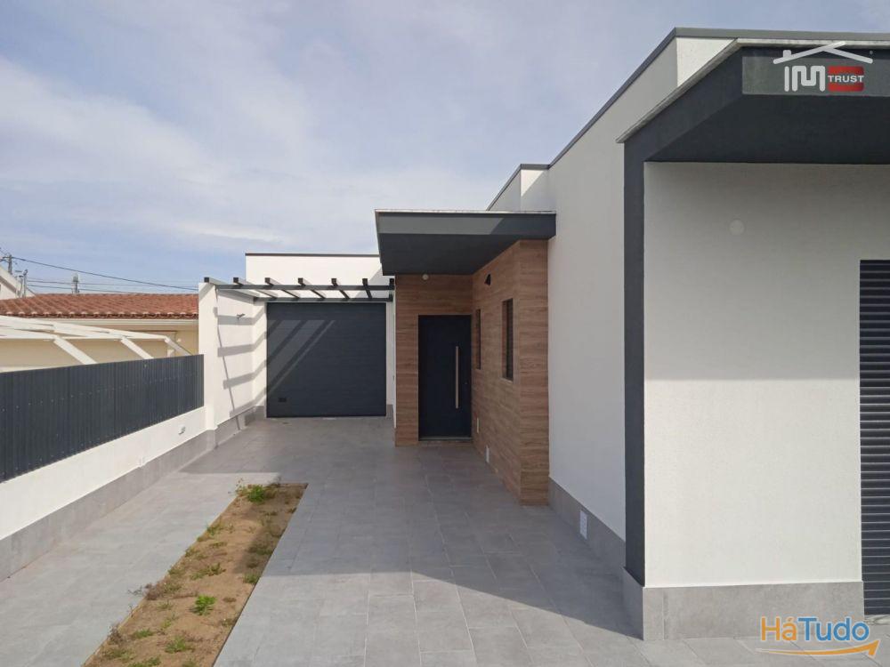 Moradia T4 Nova c/ Garagem, Piscina, Barbecue, Logradouro - Azeitão Moradia T4 Nova c/ Garagem, Piscina, Barbecue, Logradouro - Azeitão