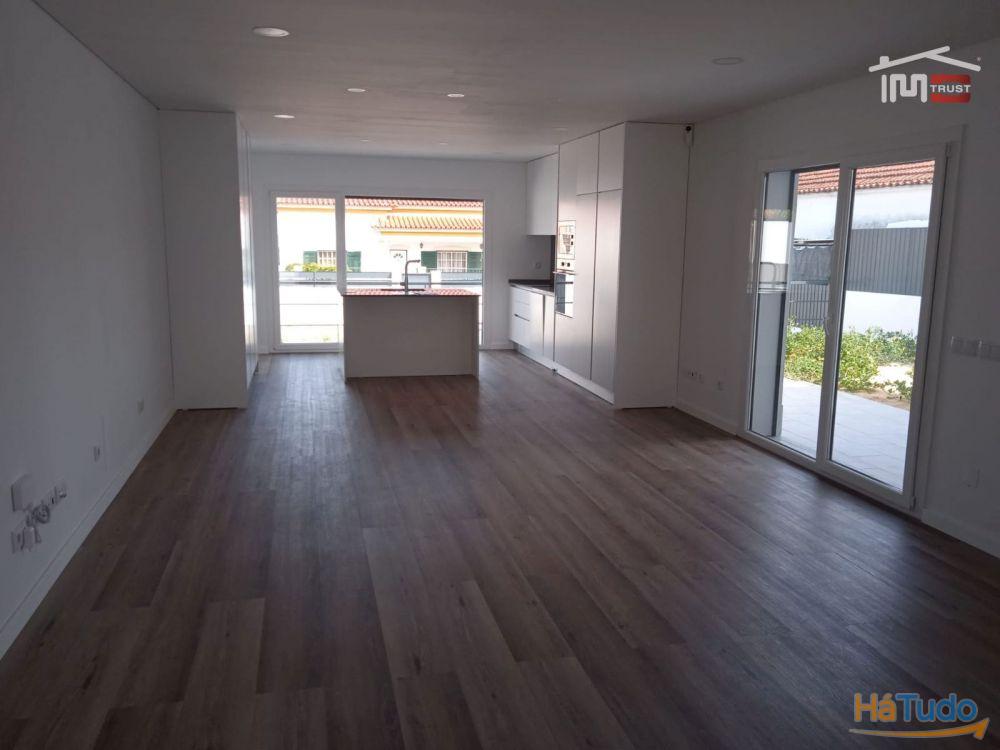 Moradia T4 Nova c/ Garagem, Piscina, Barbecue, Logradouro - Azeitão Moradia T4 Nova c/ Garagem, Piscina, Barbecue, Logradouro - Azeitão