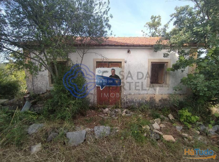 Casa de habitação em ruínas perto de Tomar no centro de Portugal Casa de habitação em ruínas perto de Tomar no centro de Portugal