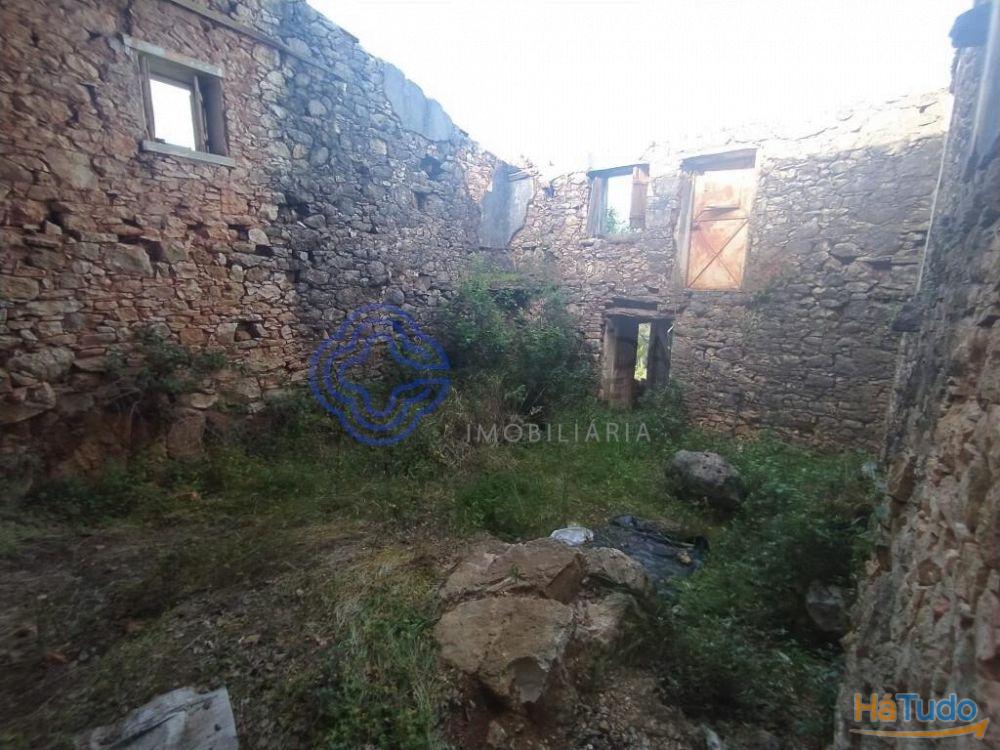 Casa de habitação em ruínas perto de Tomar no centro de Portugal Casa de habitação em ruínas perto de Tomar no centro de Portugal