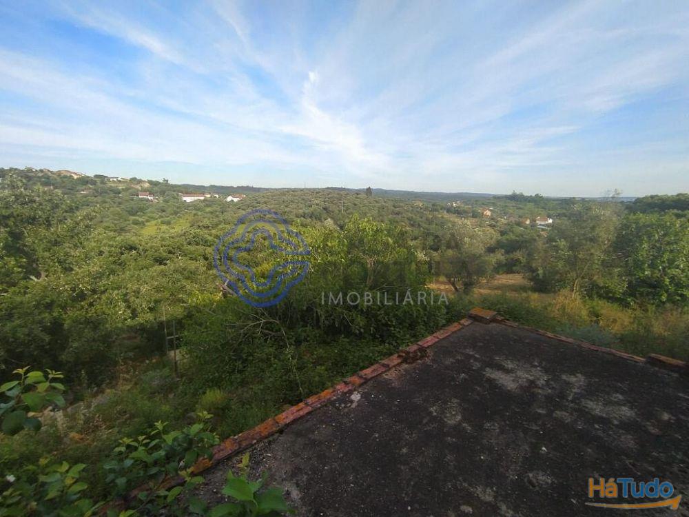 Casa de habitação em ruínas perto de Tomar no centro de Portugal Casa de habitação em ruínas perto de Tomar no centro de Portugal