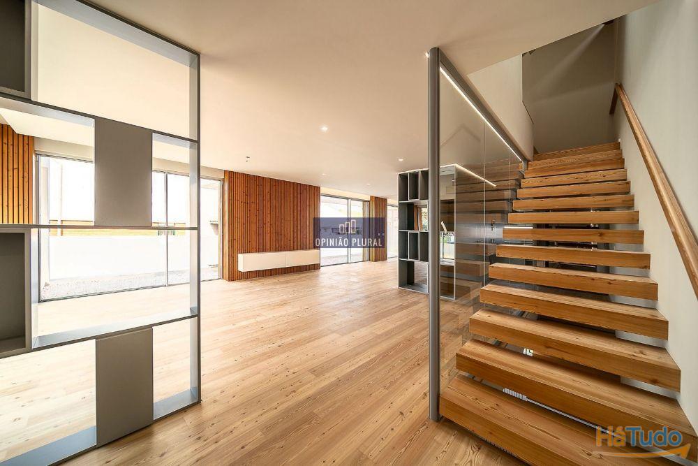 Espaçosa Moradia T4 com Escritório e Piscina - Pronta a Habitar Espaçosa Moradia T4 com Escritório e Piscina - Pronta a Habitar