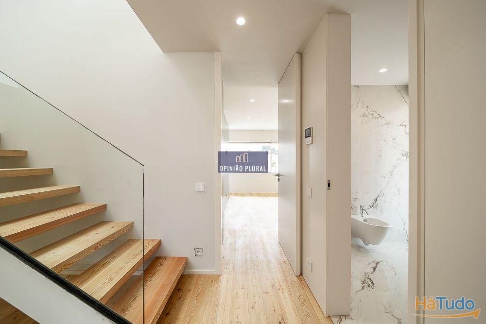 Espaçosa Moradia T4 com Escritório e Piscina - Pronta a Habitar Espaçosa Moradia T4 com Escritório e Piscina - Pronta a Habitar