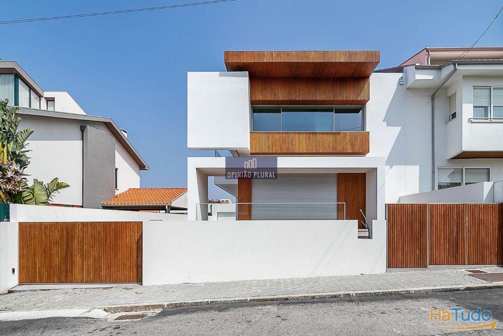 Espaçosa Moradia T4 com Escritório e Piscina - Pronta a Habitar Espaçosa Moradia T4 com Escritório e Piscina - Pronta a Habitar