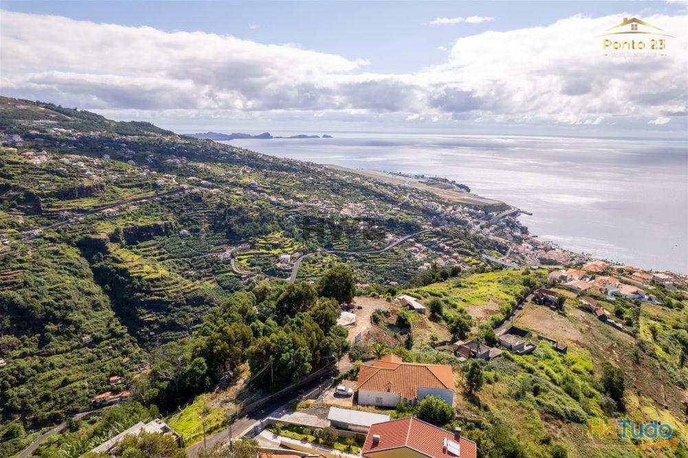 Terreno urbano, com quinze mil metros quadrados.