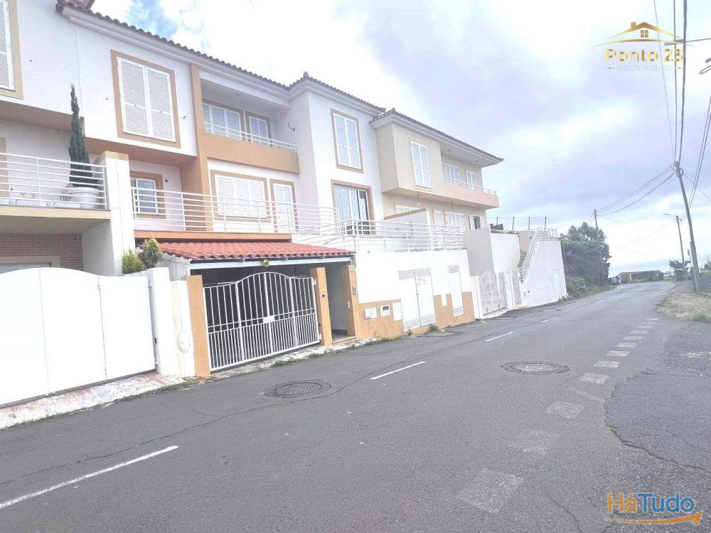 Moradia T3 com vista mar, situada em Gaula rua da palmeira, santa cruz -Ilha da Madeira