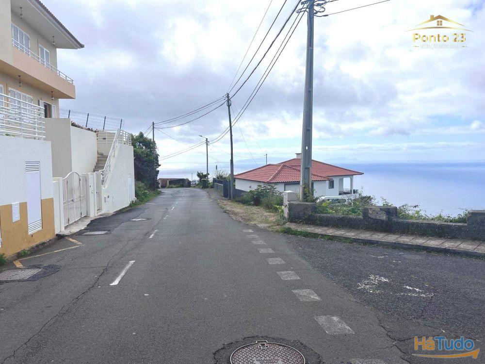 Moradia T3 com vista mar, situada em Gaula rua da palmeira, santa cruz -Ilha da Madeira