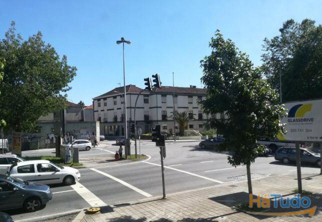 Loja Gaveto junto Circunvala��o-S.Mamede