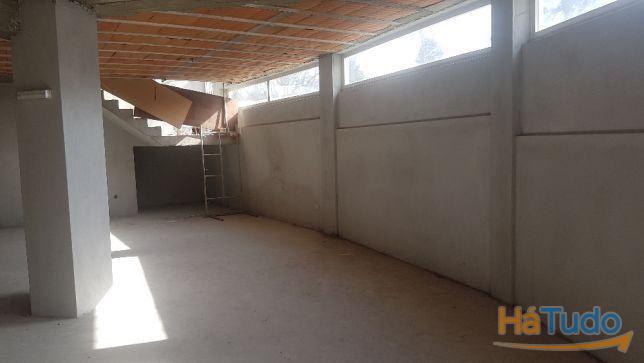 Loja Gaveto junto Circunvala��o-S.Mamede