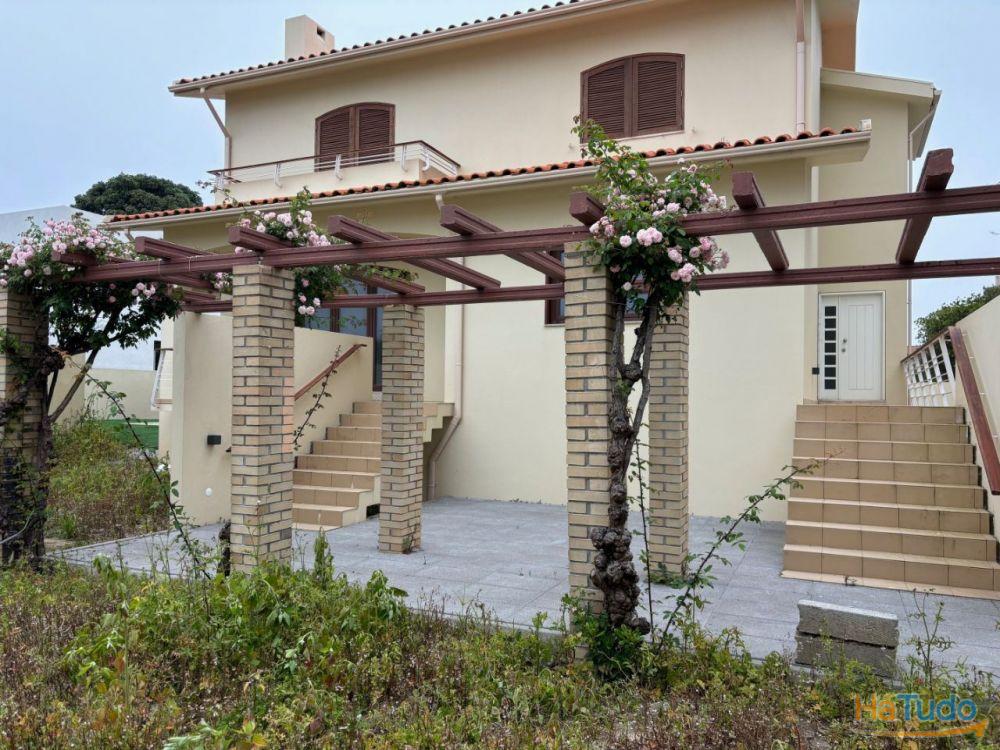 Magnífica Moradia 4 frentes/2 suites/garagem 4 carros/a 350m da praia Magnífica Moradia 4 frentes/2 suites/garagem 4 carros/a 350m da praia